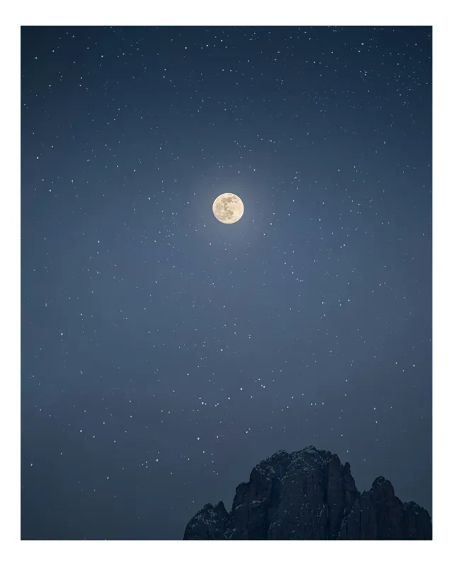 Tablou Canvas, "Luna strălucitoare pe cerul înstelat", Lună, Stele, Cer, Noapte, Liniște, Întuneric, Strălucire, Munte, Majestuos, Calm, 50 x 50 cm