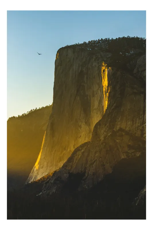 Tablou Canvas, "Răsăritul aurit peste El Capitan", Stâncă, Apus, Aur, Natură, Păsări, Urcare, Splendoare, Umbre, Tăcere, Măreție, 50 x 90 cm