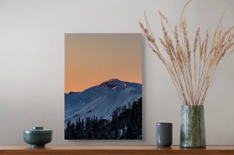 Tablou Canvas, "Munți acoperiți de zăpadă în amurg", Munți, Zăpadă, Apus, Pini, Cer, Roz, Umbre, Calm, Răsuflare, Tăcere, 39 x 54 cm – poza 3