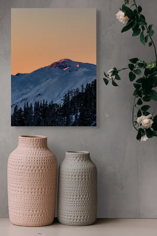 Tablou Canvas, "Munți acoperiți de zăpadă în amurg", Munți, Zăpadă, Apus, Pini, Cer, Roz, Umbre, Calm, Răsuflare, Tăcere, 39 x 54 cm – poza 6