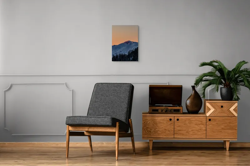 Tablou Canvas, "Munți acoperiți de zăpadă în amurg", Munți, Zăpadă, Apus, Pini, Cer, Roz, Umbre, Calm, Răsuflare, Tăcere, 39 x 54 cm – poza 8