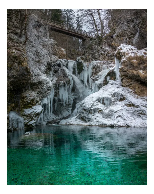 Tablou Canvas, "Cascade înghețată sub pod rustic", Cascada, Gheata, Apa, Pod, Piatra, Vegetatie, Verde, Natura, Liniste, Frig, 50 x 50 cm
