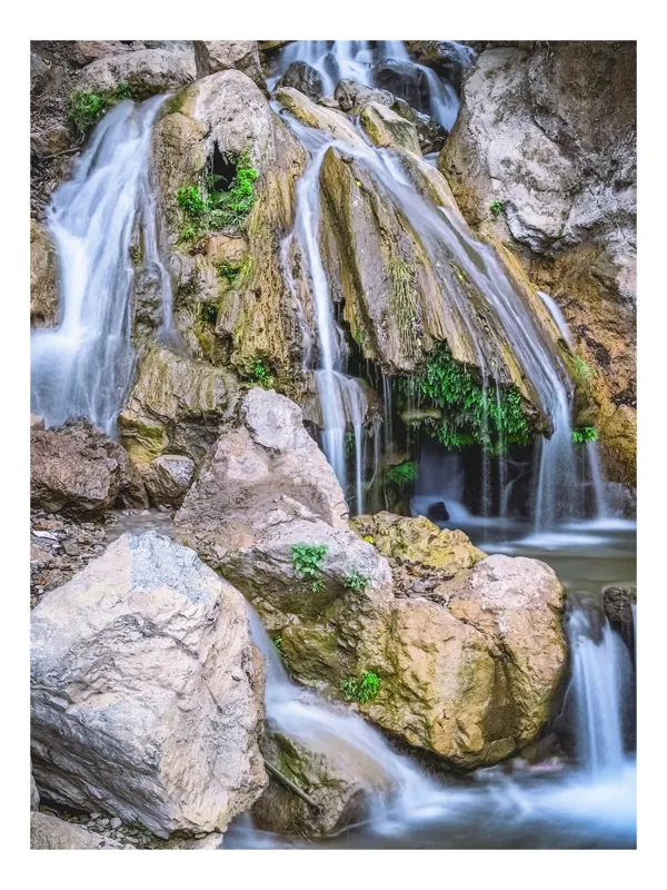 Tablou Canvas, "Cascada peste stânci și mușchi verde", Cascade, Piatre, Apa, Vegetație, Natură, Flux, Seninătate, Răcoros, Pitoresc, Întinerire, 70 x 100 cm