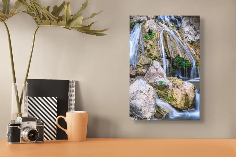Tablou Canvas, "Cascada peste stânci și mușchi verde", Cascade, Piatre, Apa, Vegetație, Natură, Flux, Seninătate, Răcoros, Pitoresc, Întinerire, 26 x 39 cm – poza 3