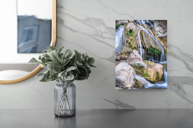 Tablou Canvas, "Cascada peste stânci și mușchi verde", Cascade, Piatre, Apa, Vegetație, Natură, Flux, Seninătate, Răcoros, Pitoresc, Întinerire, 26 x 39 cm – poza 4
