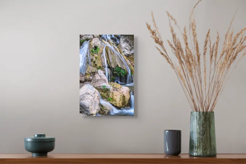 Tablou Canvas, "Cascada peste stânci și mușchi verde", Cascade, Piatre, Apa, Vegetație, Natură, Flux, Seninătate, Răcoros, Pitoresc, Întinerire, 26 x 39 cm – poza 5