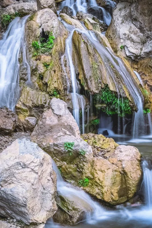 Tablou Canvas, "Cascada peste stânci și mușchi verde", Cascade, Piatre, Apa, Vegetație, Natură, Flux, Seninătate, Răcoros, Pitoresc, Întinerire, 26 x 39 cm – poza 2