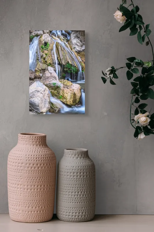 Tablou Canvas, "Cascada peste stânci și mușchi verde", Cascade, Piatre, Apa, Vegetație, Natură, Flux, Seninătate, Răcoros, Pitoresc, Întinerire, 26 x 39 cm – poza 6