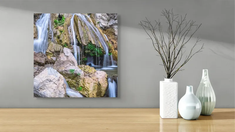 Tablou Canvas, "Cascada peste stânci și mușchi verde", Cascade, Piatre, Apa, Vegetație, Natură, Flux, Seninătate, Răcoros, Pitoresc, Întinerire, 50 x 50 cm – poza 3
