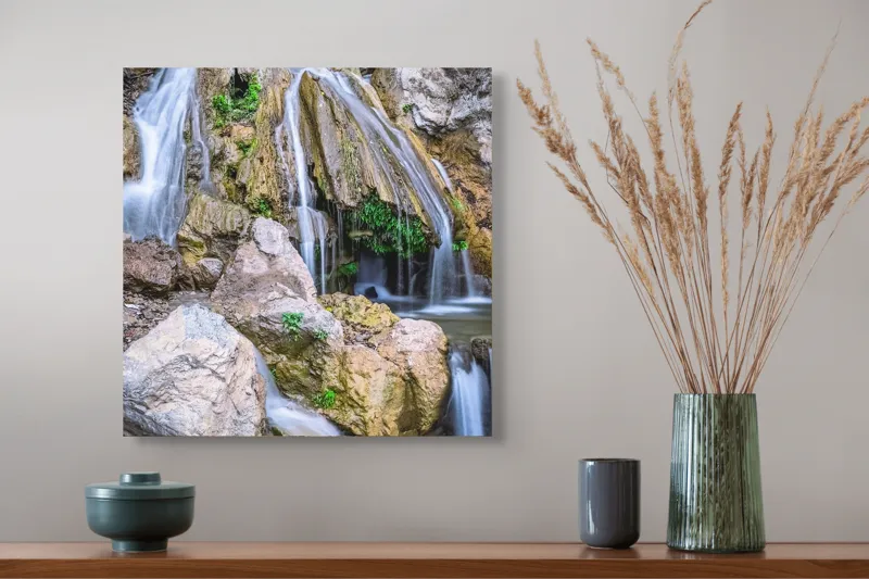 Tablou Canvas, "Cascada peste stânci și mușchi verde", Cascade, Piatre, Apa, Vegetație, Natură, Flux, Seninătate, Răcoros, Pitoresc, Întinerire, 50 x 50 cm – poza 4