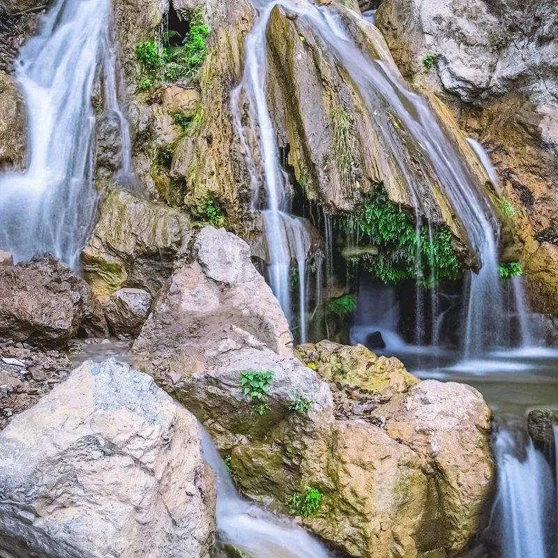 Tablou Canvas, "Cascada peste stânci și mușchi verde", Cascade, Piatre, Apa, Vegetație, Natură, Flux, Seninătate, Răcoros, Pitoresc, Întinerire, 50 x 50 cm – poza 2