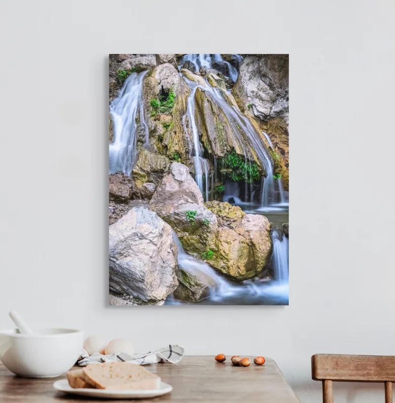 Tablou Canvas, "Cascada peste stânci și mușchi verde", Cascade, Piatre, Apa, Vegetație, Natură, Flux, Seninătate, Răcoros, Pitoresc, Întinerire, 50 x 70 cm – poza 3
