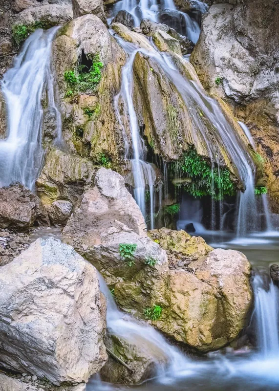 Tablou Canvas, "Cascada peste stânci și mușchi verde", Cascade, Piatre, Apa, Vegetație, Natură, Flux, Seninătate, Răcoros, Pitoresc, Întinerire, 50 x 70 cm – poza 2