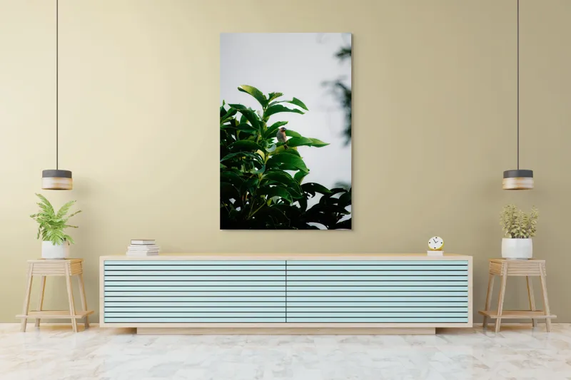 Tablou Canvas, "Pasărea singuratică pe ramura verde", Frunziș, Pasăre, Cer, Natural, Verde, Lucios, Solitar, Răsărit, Libertate, Armonie, 100 x 150 cm – poza 4