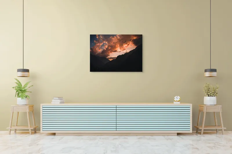 Tablou Canvas, "Culorile apusului între munți semeți", Norii, Apus, Munți, Siluetă, Cer, Dramatic, Lumină, Roșu, Întuneric, Peisaj, 100 x 70 cm – poza 4