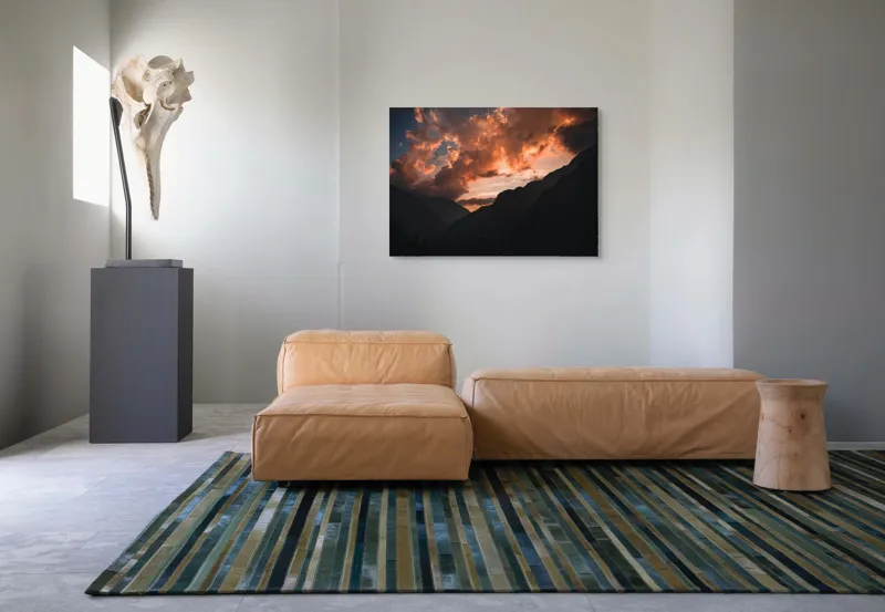 Tablou Canvas, "Culorile apusului între munți semeți", Norii, Apus, Munți, Siluetă, Cer, Dramatic, Lumină, Roșu, Întuneric, Peisaj, 100 x 70 cm – poza 7