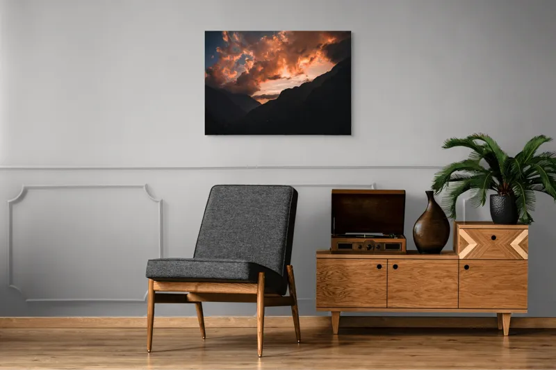 Tablou Canvas, "Culorile apusului între munți semeți", Norii, Apus, Munți, Siluetă, Cer, Dramatic, Lumină, Roșu, Întuneric, Peisaj, 100 x 70 cm – poza 8