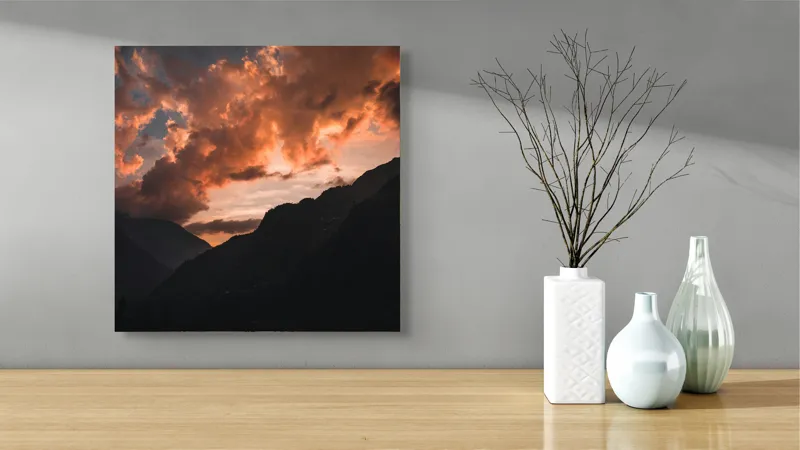 Tablou Canvas, "Culorile apusului între munți semeți", Norii, Apus, Munți, Siluetă, Cer, Dramatic, Lumină, Roșu, Întuneric, Peisaj, 50 x 50 cm – poza 3
