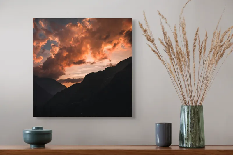 Tablou Canvas, "Culorile apusului între munți semeți", Norii, Apus, Munți, Siluetă, Cer, Dramatic, Lumină, Roșu, Întuneric, Peisaj, 50 x 50 cm – poza 4