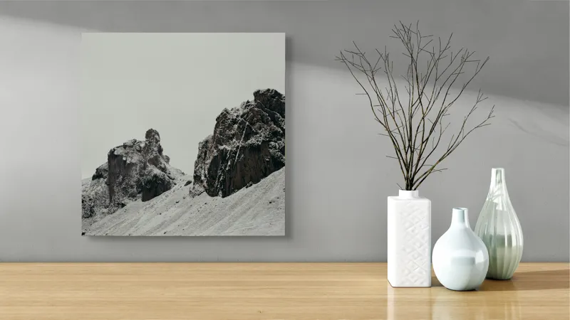 Tablou Canvas, "Turmă de cai în peisaj montan înghețat", Cai, Munți, Zăpadă, Cer, Pășune, Stânci, Iarnă, Natură, Peisaj, Liniște, 50 x 50 cm – poza 3