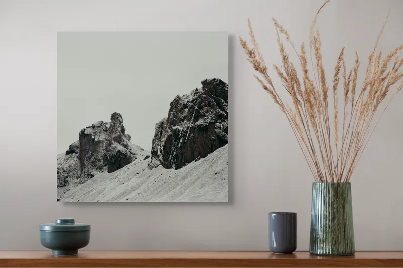 Tablou Canvas, "Turmă de cai în peisaj montan înghețat", Cai, Munți, Zăpadă, Cer, Pășune, Stânci, Iarnă, Natură, Peisaj, Liniște, 50 x 50 cm – poza 4