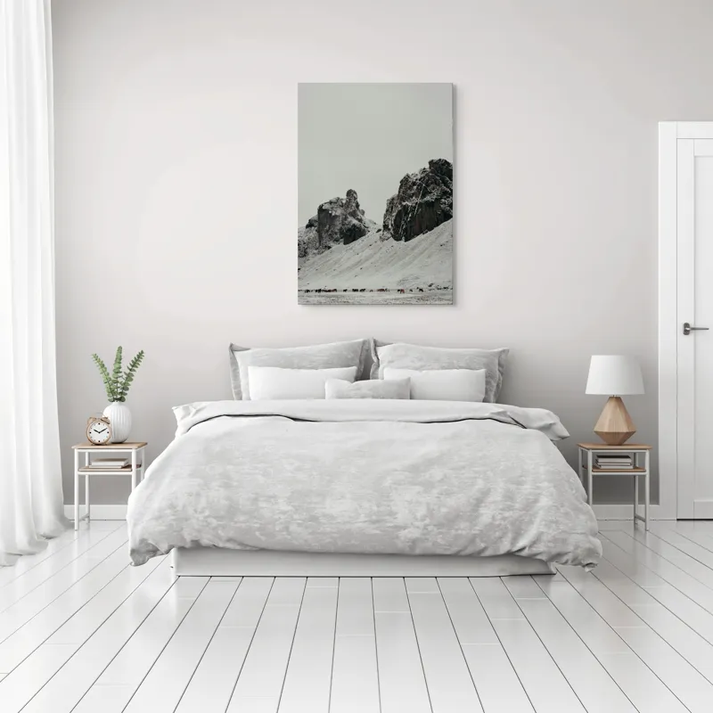 Tablou Canvas, "Turmă de cai în peisaj montan înghețat", Cai, Munți, Zăpadă, Cer, Pășune, Stânci, Iarnă, Natură, Peisaj, Liniște, 70 x 100 cm – poza 3