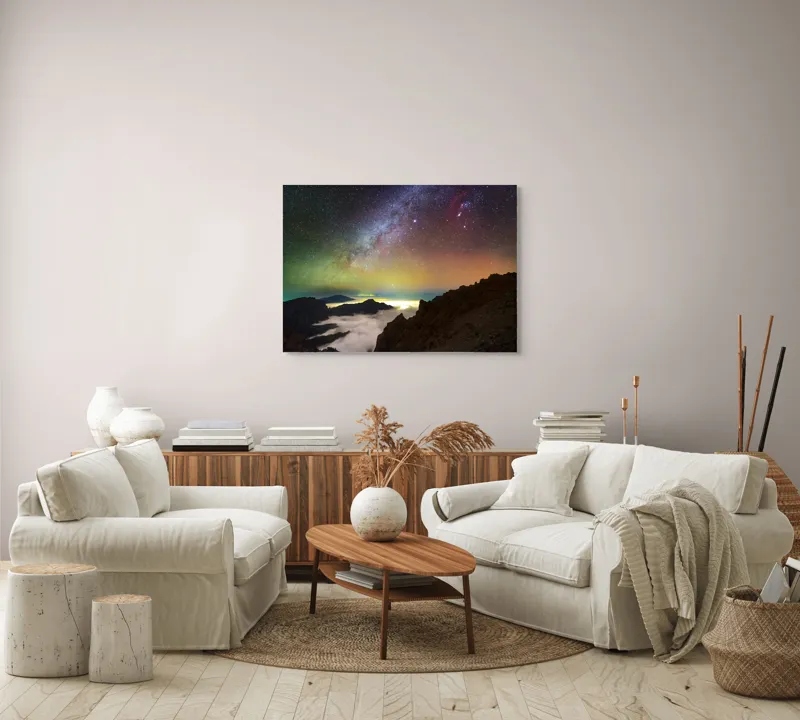 Tablou Canvas, "Calea Lactee deasupra munților înnorați", Stele, Cer, Lumină, Munți, Nor, Orizont, Galaxie, Peisaj, Noapte, Frumusețe, 100 x 70 cm – poza 3