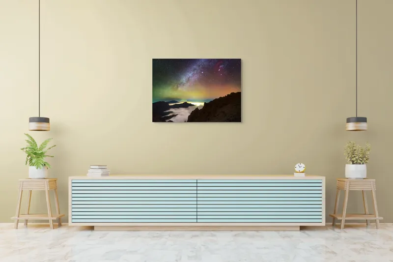 Tablou Canvas, "Calea Lactee deasupra munților înnorați", Stele, Cer, Lumină, Munți, Nor, Orizont, Galaxie, Peisaj, Noapte, Frumusețe, 100 x 70 cm – poza 4