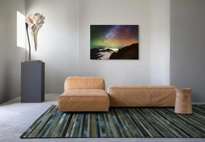 Tablou Canvas, "Calea Lactee deasupra munților înnorați", Stele, Cer, Lumină, Munți, Nor, Orizont, Galaxie, Peisaj, Noapte, Frumusețe, 100 x 70 cm – poza 7