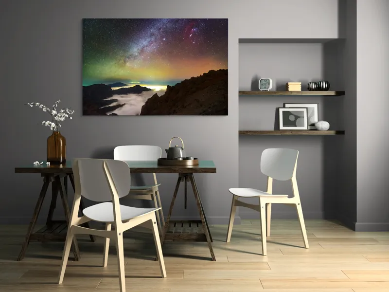 Tablou Canvas, "Calea Lactee deasupra munților înnorați", Stele, Cer, Lumină, Munți, Nor, Orizont, Galaxie, Peisaj, Noapte, Frumusețe, 150 x 100 cm – poza 5