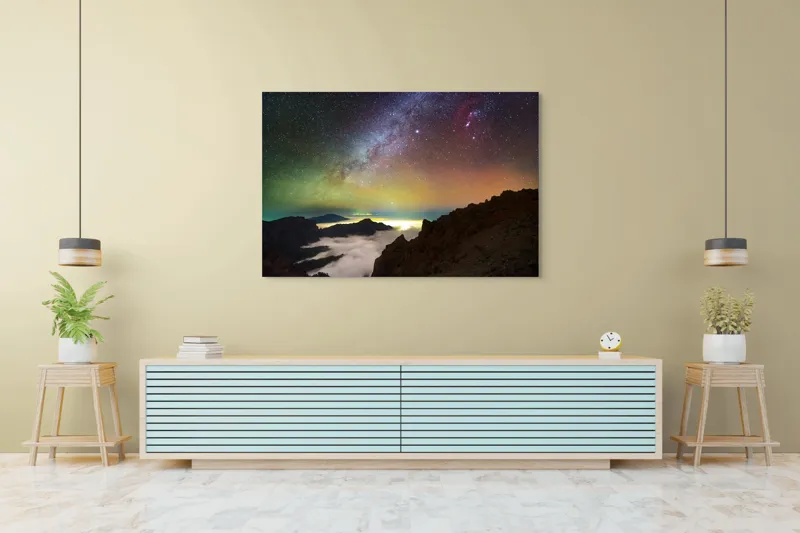 Tablou Canvas, "Calea Lactee deasupra munților înnorați", Stele, Cer, Lumină, Munți, Nor, Orizont, Galaxie, Peisaj, Noapte, Frumusețe, 150 x 100 cm – poza 6