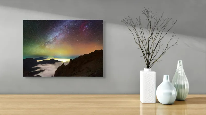 Tablou Canvas, "Calea Lactee deasupra munților înnorați", Stele, Cer, Lumină, Munți, Nor, Orizont, Galaxie, Peisaj, Noapte, Frumusețe, 54 x 39 cm – poza 3