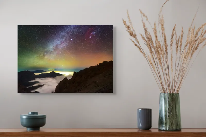 Tablou Canvas, "Calea Lactee deasupra munților înnorați", Stele, Cer, Lumină, Munți, Nor, Orizont, Galaxie, Peisaj, Noapte, Frumusețe, 54 x 39 cm – poza 4