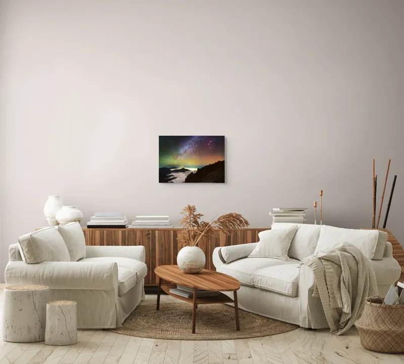 Tablou Canvas, "Calea Lactee deasupra munților înnorați", Stele, Cer, Lumină, Munți, Nor, Orizont, Galaxie, Peisaj, Noapte, Frumusețe, 54 x 39 cm – poza 5