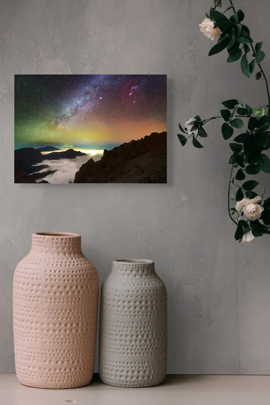 Tablou Canvas, "Calea Lactee deasupra munților înnorați", Stele, Cer, Lumină, Munți, Nor, Orizont, Galaxie, Peisaj, Noapte, Frumusețe, 54 x 39 cm – poza 8