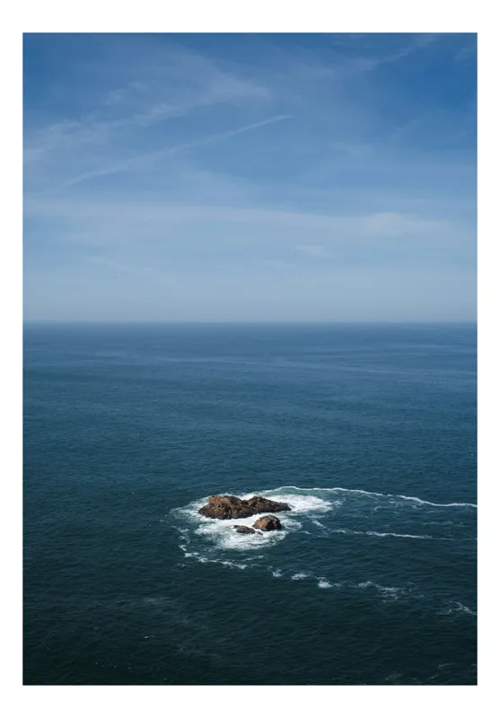 Tablou Canvas, "Insula singuratică pe ocean albastru", Cer, Ocean, Stânci, Liniște, Albastru, Orizont, Valuri, 70 x 100 cm