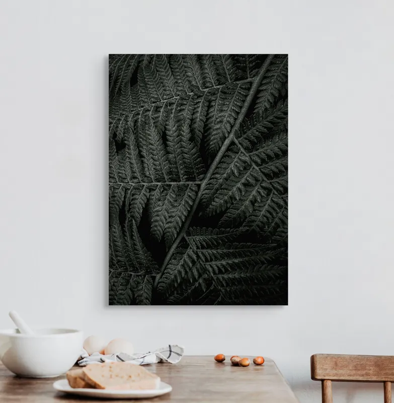 Tablou Canvas, "Frunze de ferigă în întuneric profund", Frunziș, Verde, Textură, Natură, Simetrie, Detaliu, Întuneric, Patrunzător, Frumusețe, Liniște, 50 x 70 cm – poza 3