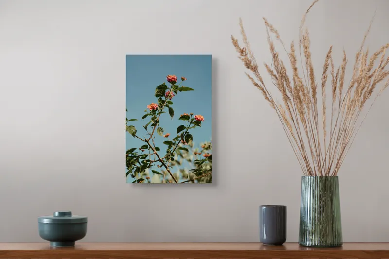 Tablou Canvas, "Flori delicate sub cer senin", Flori, Frunze, Ramuri, Cer, Albastru, Verde, Soare, Natură, Vibrație, Delicatețe, 26 x 39 cm – poza 5