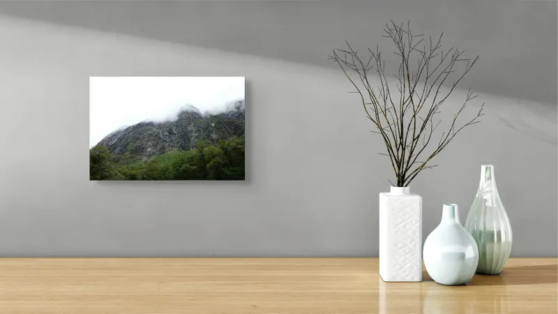 Tablou Canvas, "Muntele învăluit în ceață misterioasă", Munte, Nor, Pădure, Stâncă, Verdeață, 39 x 26 cm – poza 8