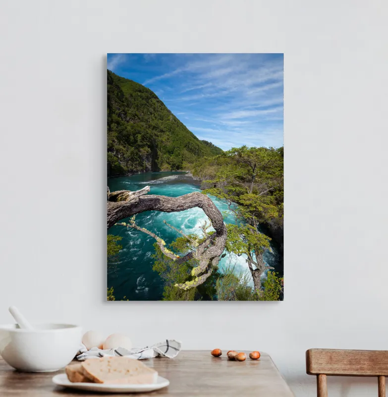 Tablou Canvas, "Între munte și râu albastru", Cer, Ape, Munți, Copaci, Frunziș, Curent, Natură, Peisaj, Energie, Splendoare, 50 x 70 cm – poza 3