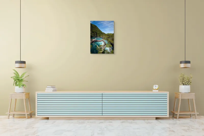 Tablou Canvas, "Între munte și râu albastru", Cer, Ape, Munți, Copaci, Frunziș, Curent, Natură, Peisaj, Energie, Splendoare, 50 x 70 cm – poza 6