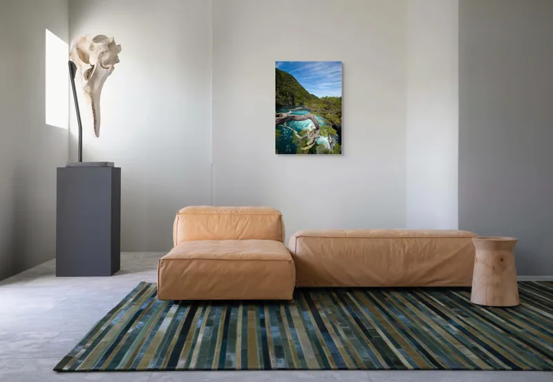Tablou Canvas, "Între munte și râu albastru", Cer, Ape, Munți, Copaci, Frunziș, Curent, Natură, Peisaj, Energie, Splendoare, 50 x 70 cm – poza 7
