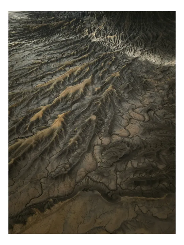 Tablou Canvas, "Ținuturile misterioase ale pământului arid", Văi, Creste, Texturi, Umbre, Reliefului, Eroziune, Contrast, Natură, Detaliu, Linii, 39 x 54 cm