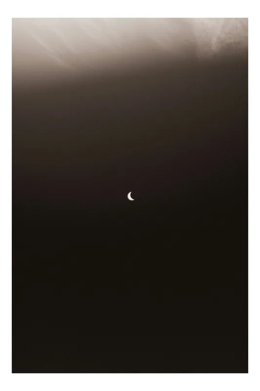 Tablou Canvas, "Luna singuratică în întuneric infinit", Lună, Întuneric, Ceață, Lumină, Mister, Contrast, Seninătate, 26 x 39 cm