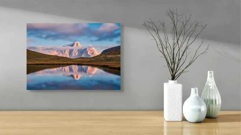 Tablou Canvas, "Reflexii montane în apus splendid", Munți, Reflecție, Apus, Nor, Lac, Serenitate, Peisaj, Calm, Frumusețe, Natură, 54 x 39 cm – poza 3