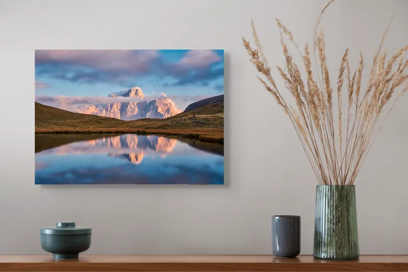 Tablou Canvas, "Reflexii montane în apus splendid", Munți, Reflecție, Apus, Nor, Lac, Serenitate, Peisaj, Calm, Frumusețe, Natură, 54 x 39 cm – poza 4