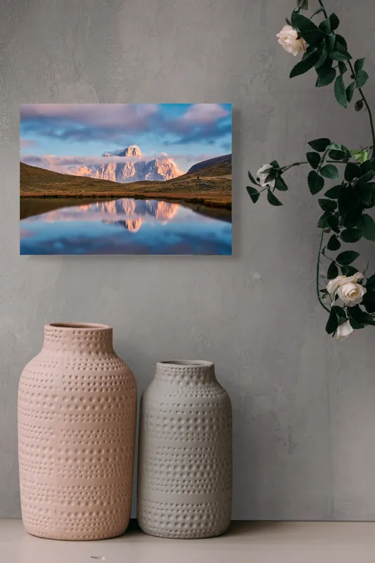 Tablou Canvas, "Reflexii montane în apus splendid", Munți, Reflecție, Apus, Nor, Lac, Serenitate, Peisaj, Calm, Frumusețe, Natură, 54 x 39 cm – poza 8