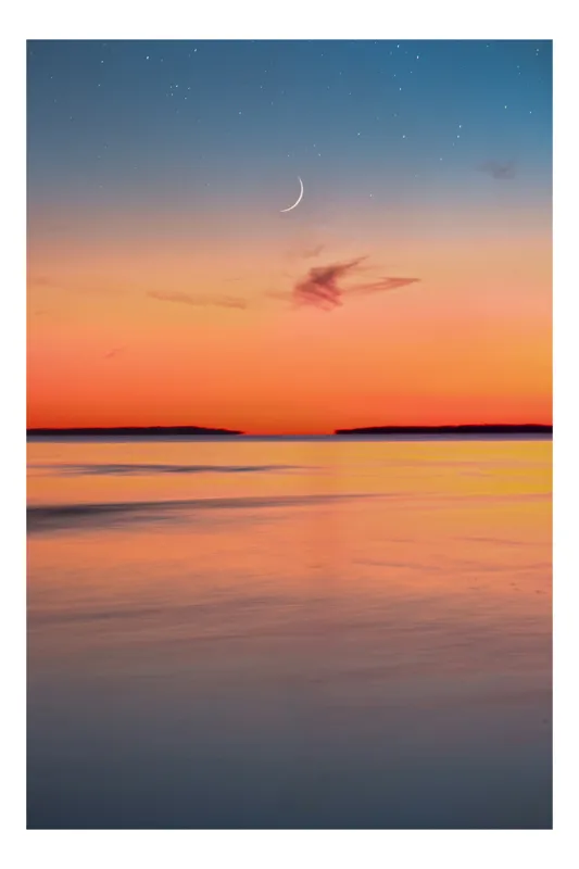 Tablou Canvas, "Luna pe cerul înserat al mării", Apus, Cer, Lună, Stele, Orizont, Reflecție, Apă, Timp, Liniște, Roz, Portocaliu, Albastru, 26 x 39 cm