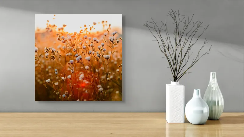 Tablou Canvas, "Flori de câmp în lumina apusului", Apus, Flori, Aurii, Blândețe, Natură, Lumină, Serenitate, 50 x 50 cm – poza 3