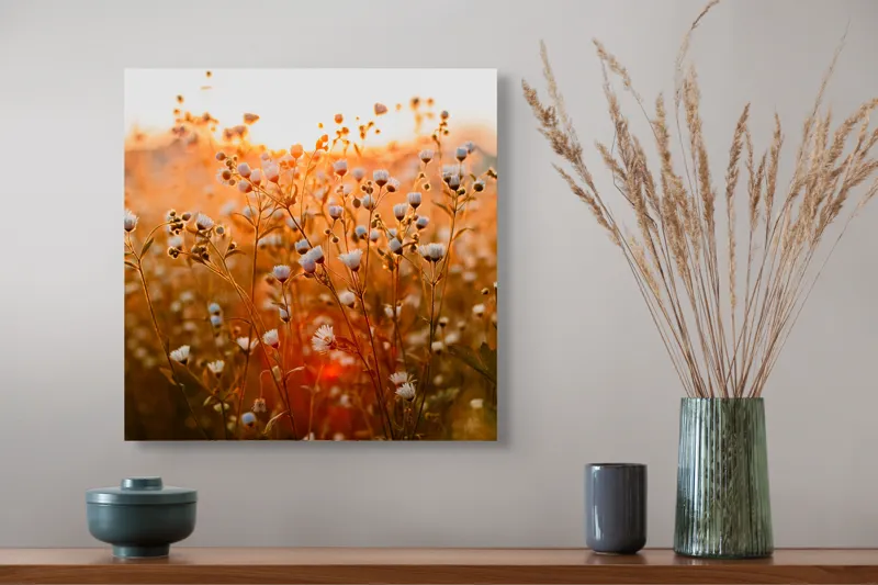 Tablou Canvas, "Flori de câmp în lumina apusului", Apus, Flori, Aurii, Blândețe, Natură, Lumină, Serenitate, 50 x 50 cm – poza 4